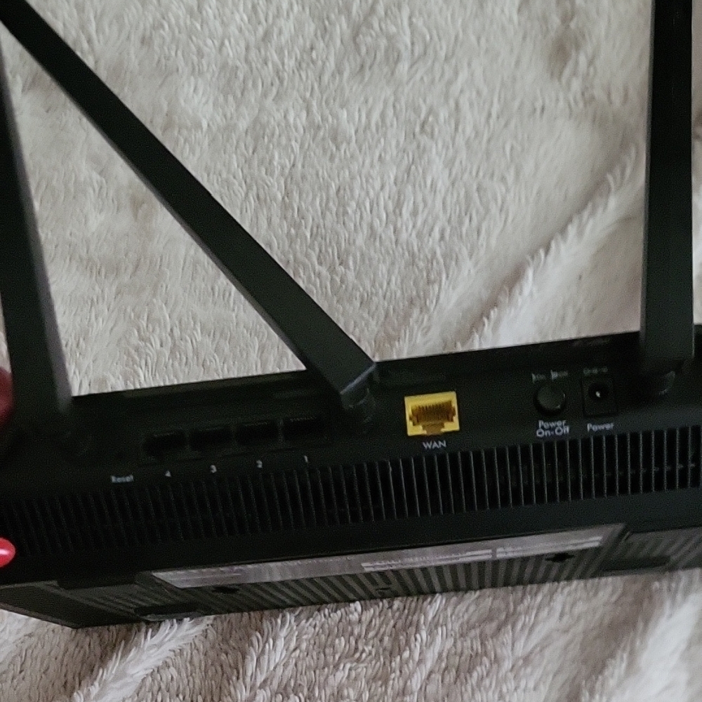 NETGEAR Black Tri-Antenna Router - Picture 7 of 7